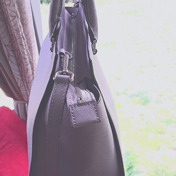 🎆SALE Michael Kors Medium Size Light Gray Bag/ Crossbody ❤️ EC - Picture 4 of 13